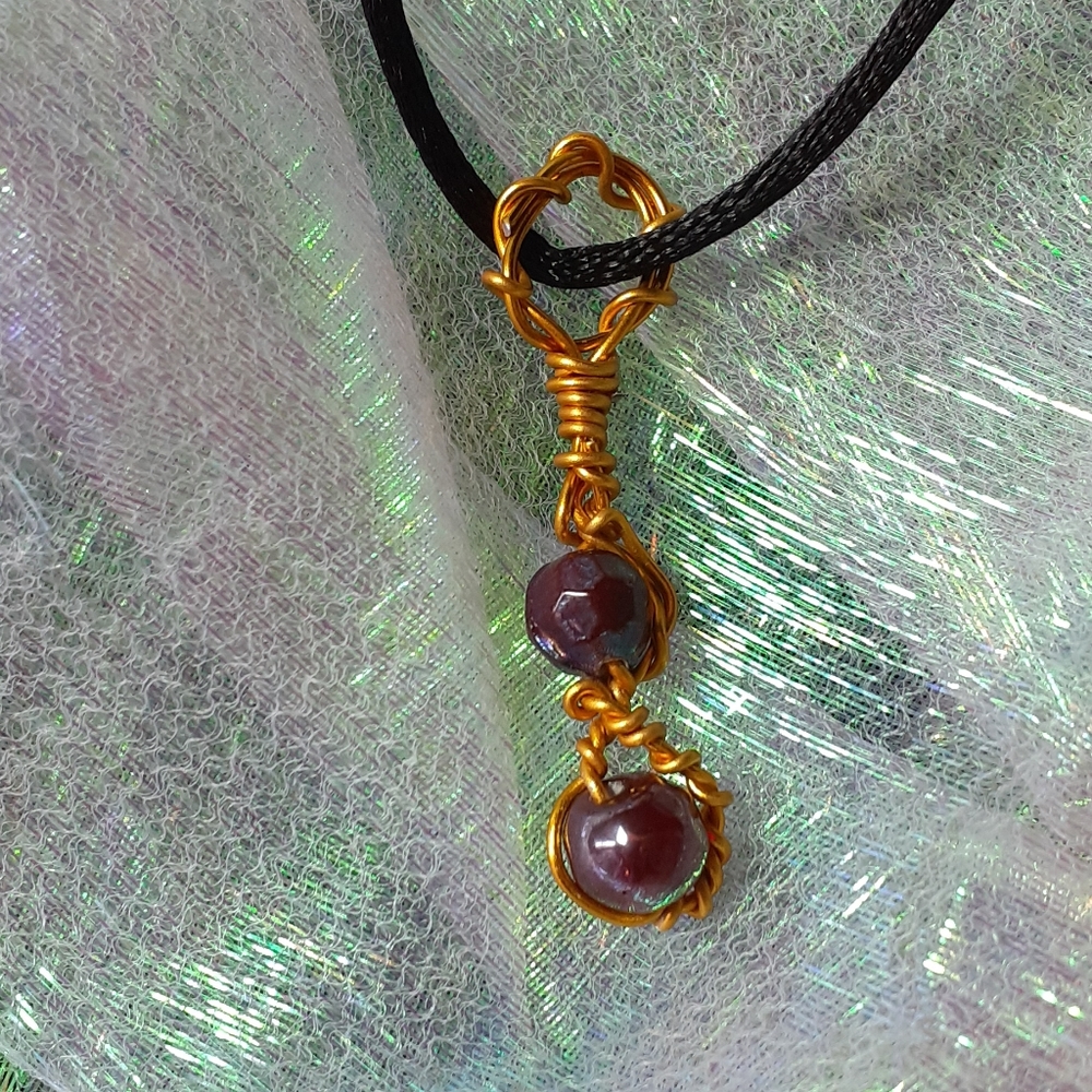 Glass bead & twisted wire pendant